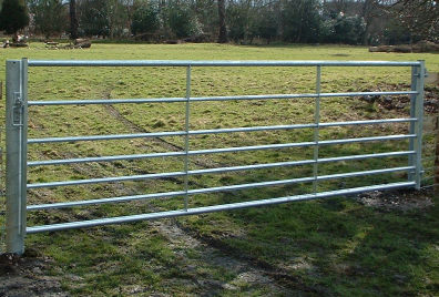 Metal gate on 4.5 inch hang and slam posts